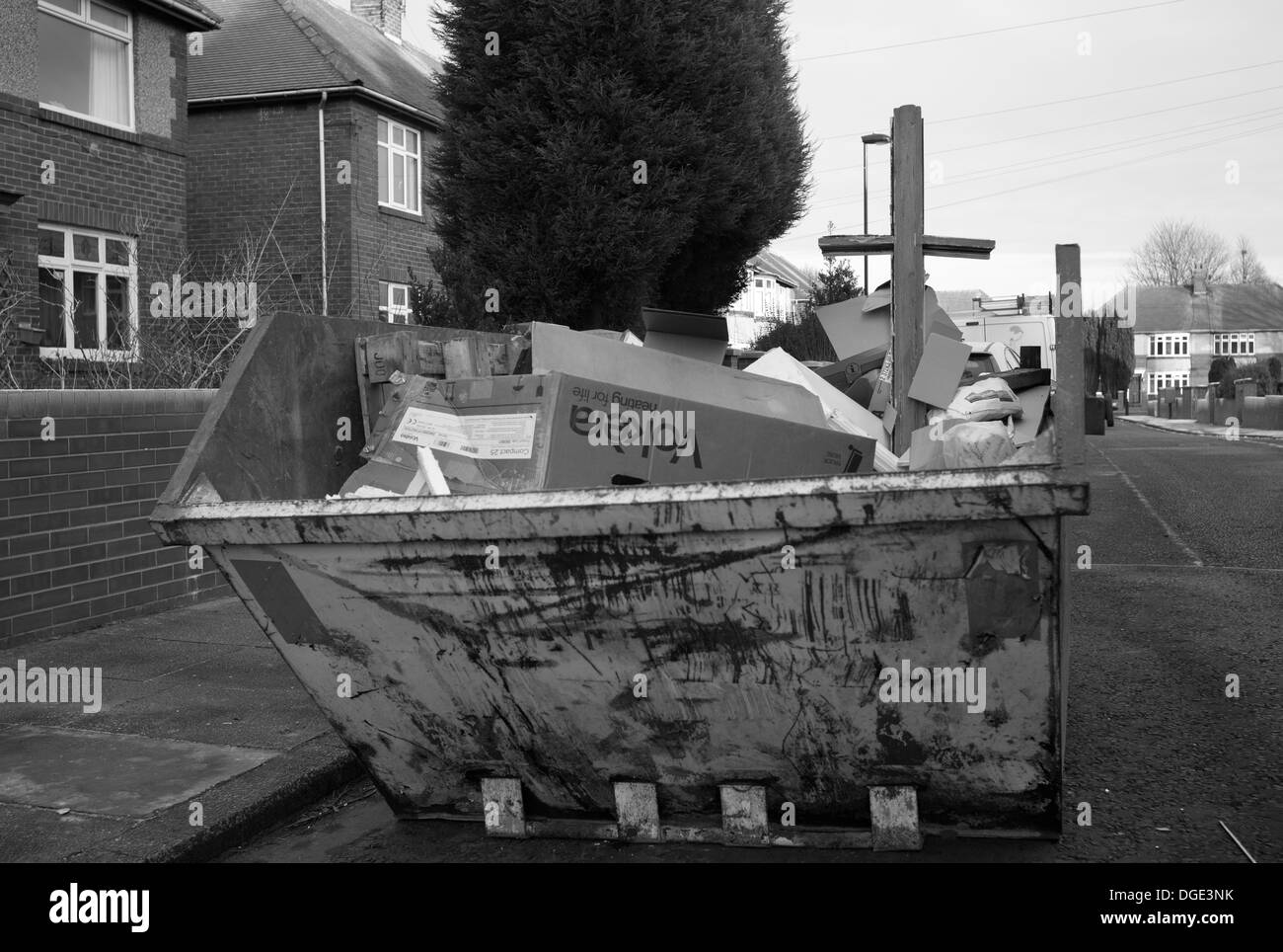 Kreuz / Kruzifix in einem Müllcontainer Stockfoto