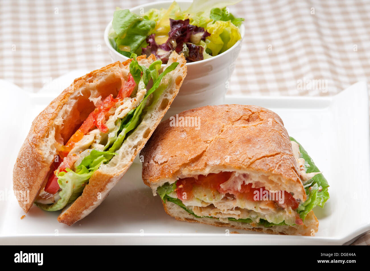 italienische Ciabatta, Panini sandwich mit Hühnerfleisch und Tomaten Stockfoto