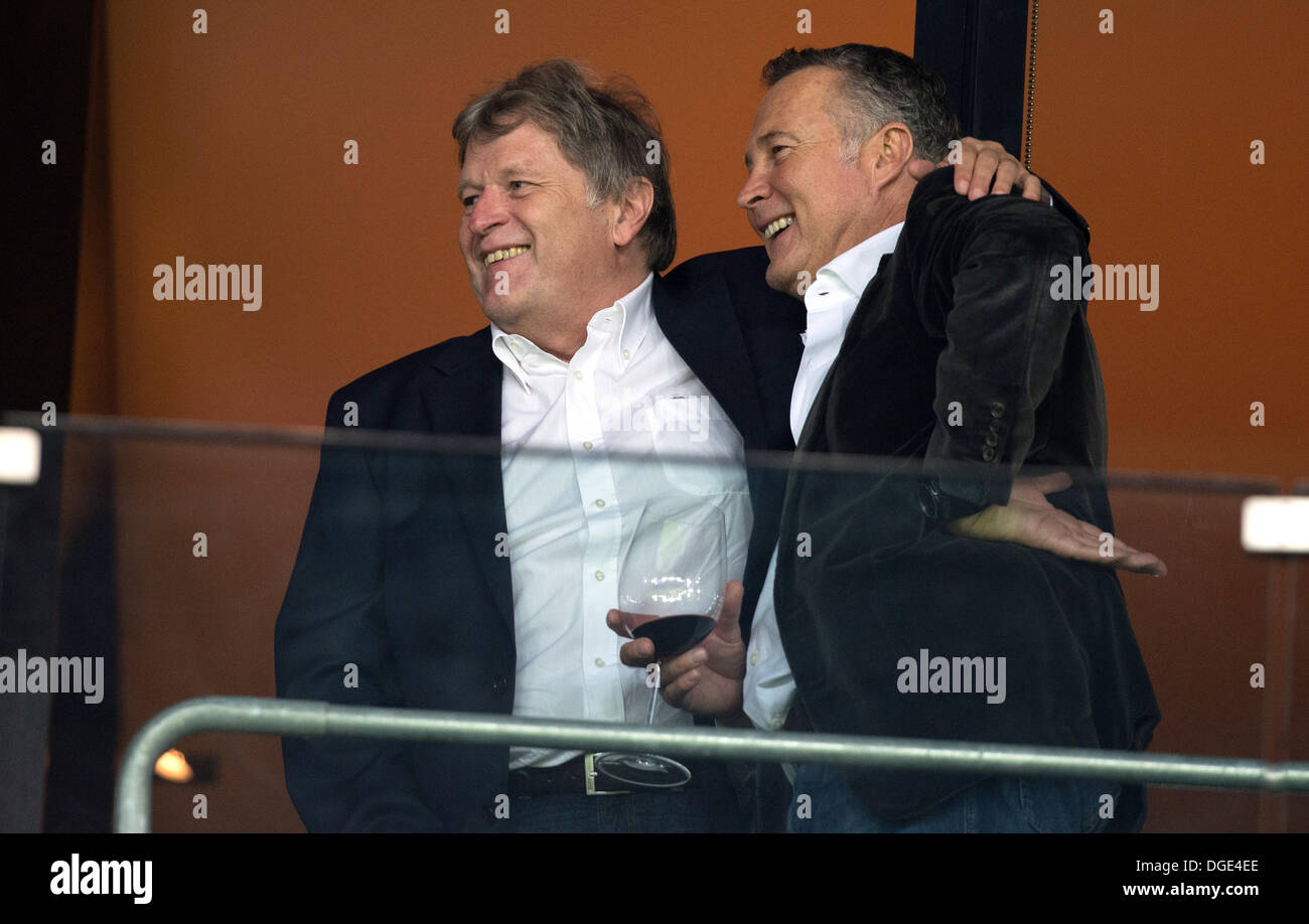 Sinsheim, Deutschland. 18. Oktober 2013. Norbert Haug (L) und Unternehmer Jürgen B. Harder sind abgebildet auf der Tribüne während der Fußball-Bundesliga match zwischen 1899 Hoffenheim und Bayer Leverkusen am Rhein-Neckar-Arena in Sinsheim, Deutschland, 18. Oktober 2013. Foto: UWE ANSPACH/Dpa/Alamy Live News Stockfoto