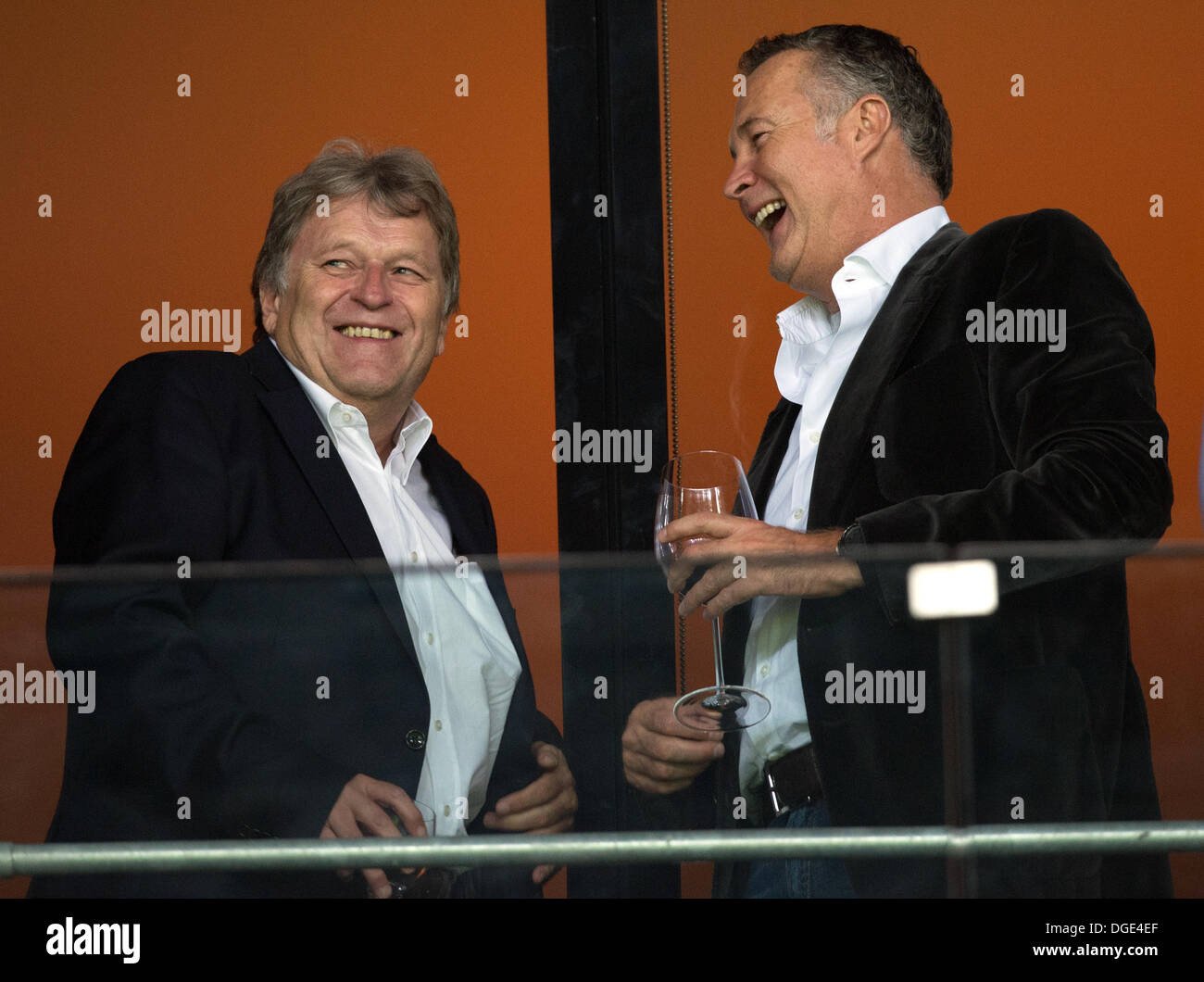 Sinsheim, Deutschland. 18. Oktober 2013. Norbert Haug (L) und Unternehmer Jürgen B. Harder sind abgebildet auf der Tribüne während der Fußball-Bundesliga match zwischen 1899 Hoffenheim und Bayer Leverkusen am Rhein-Neckar-Arena in Sinsheim, Deutschland, 18. Oktober 2013. Foto: UWE ANSPACH/Dpa/Alamy Live News Stockfoto