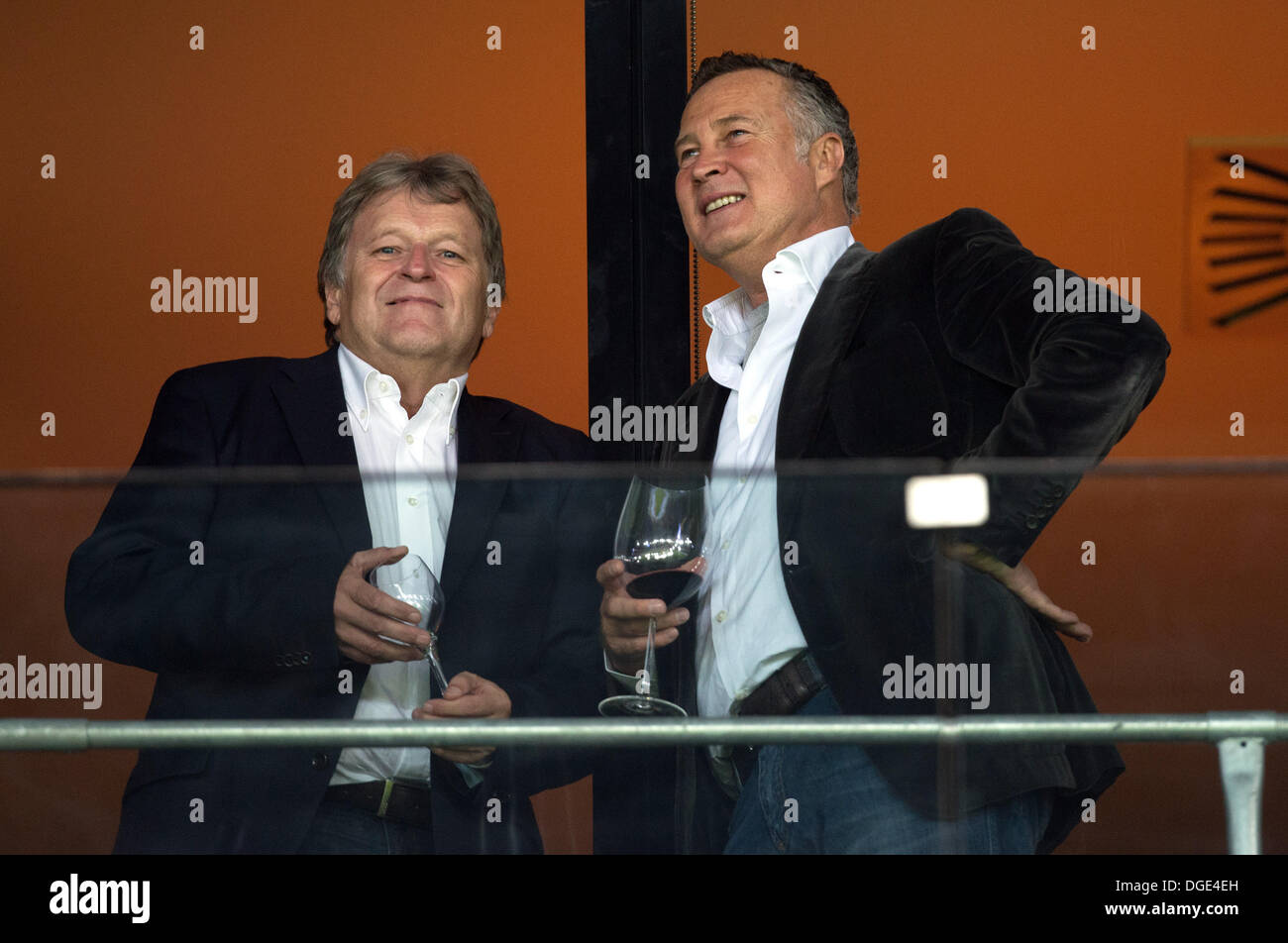 Sinsheim, Deutschland. 18. Oktober 2013. Norbert Haug (L) und Unternehmer Jürgen B. Harder sind abgebildet auf der Tribüne während der Fußball-Bundesliga match zwischen 1899 Hoffenheim und Bayer Leverkusen am Rhein-Neckar-Arena in Sinsheim, Deutschland, 18. Oktober 2013. Foto: UWE ANSPACH/Dpa/Alamy Live News Stockfoto