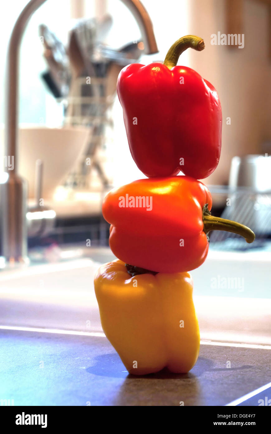 Stapel von rot, orange und gelbe Paprika in kiitchen Stockfoto