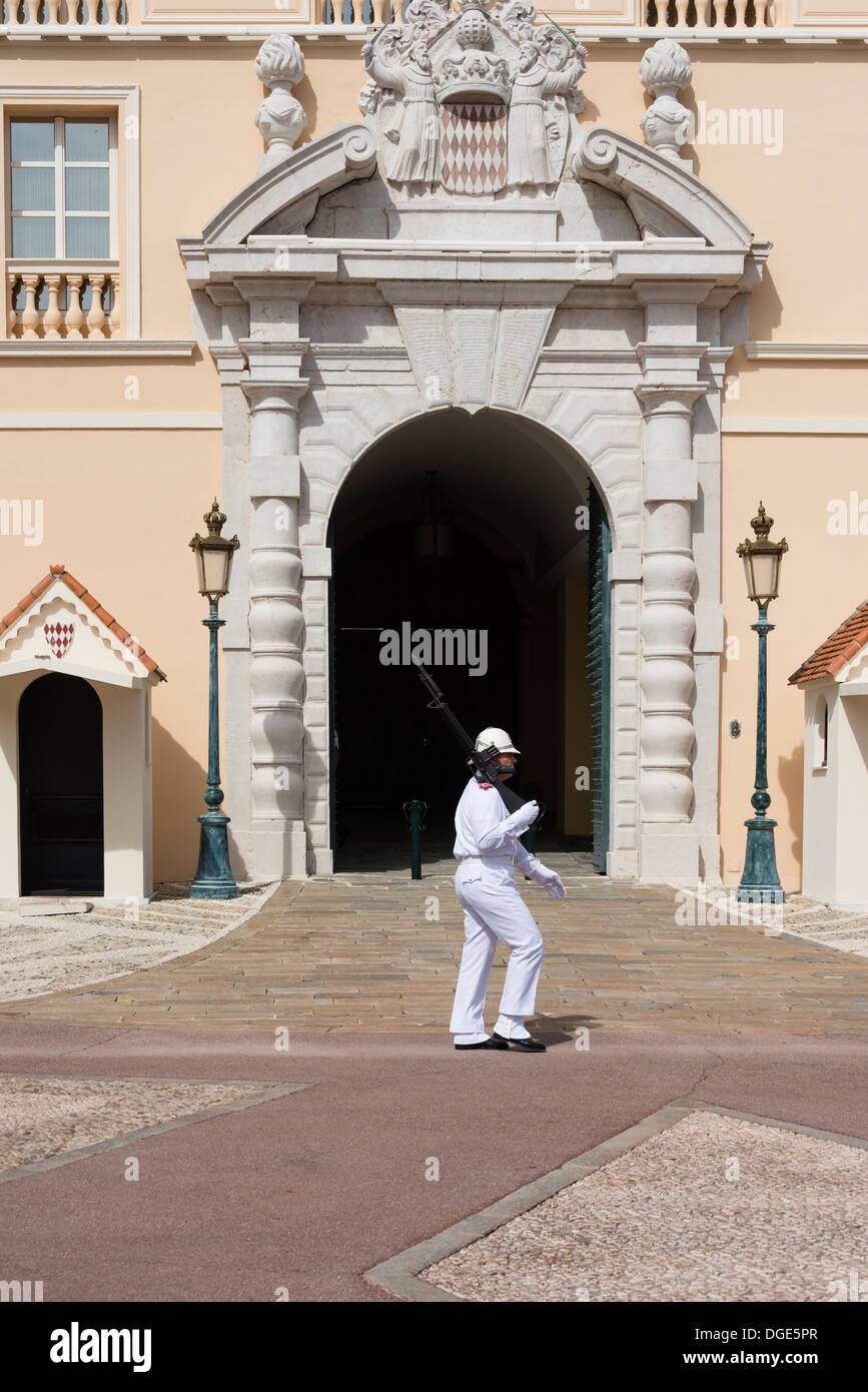 Wache am Eingang des Prinzen Palast Monaco Stockfoto