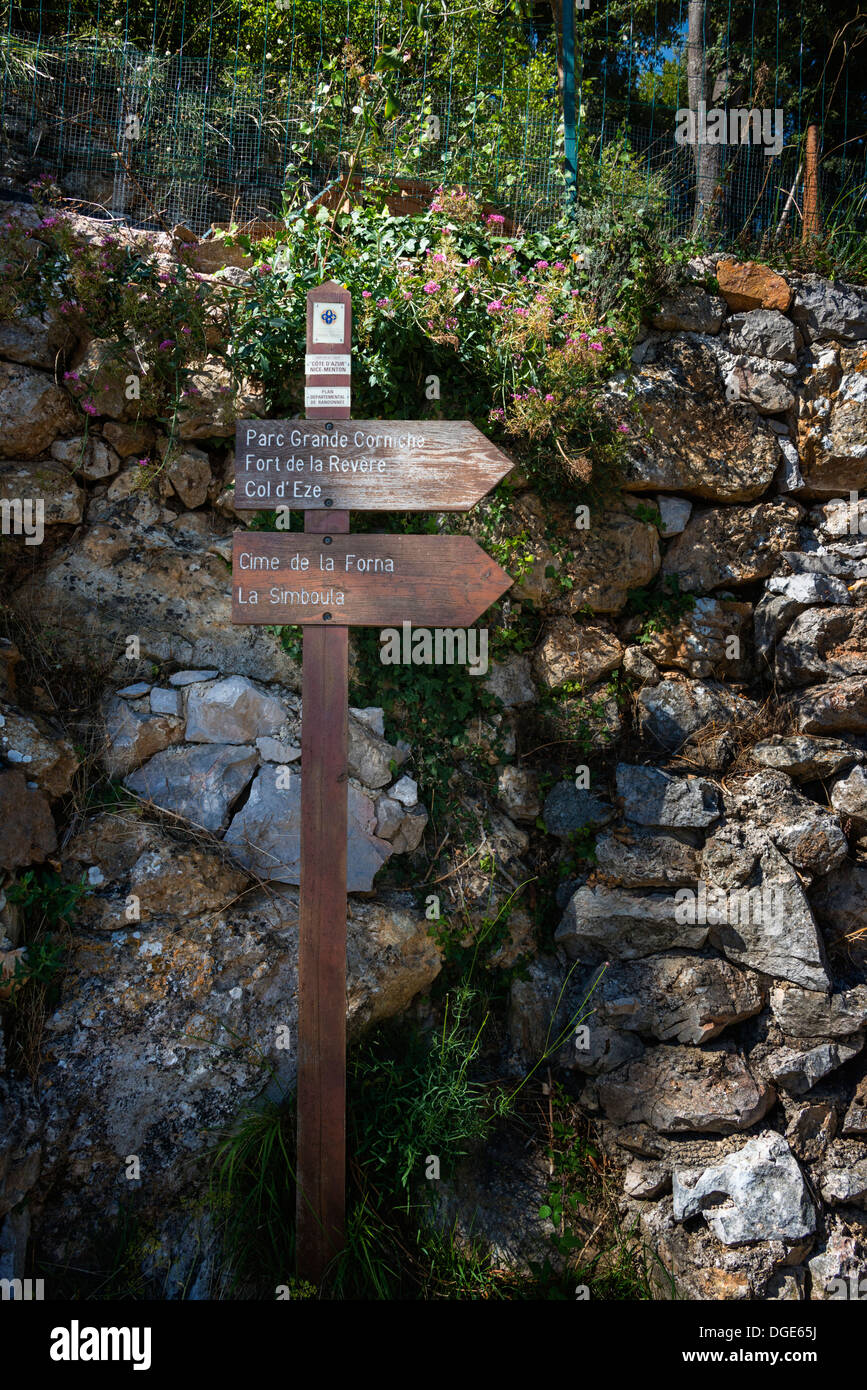 Wegweiser in der Nähe von La Turbie auf Wanderweg führt in Parc Grand Corniche Stockfoto