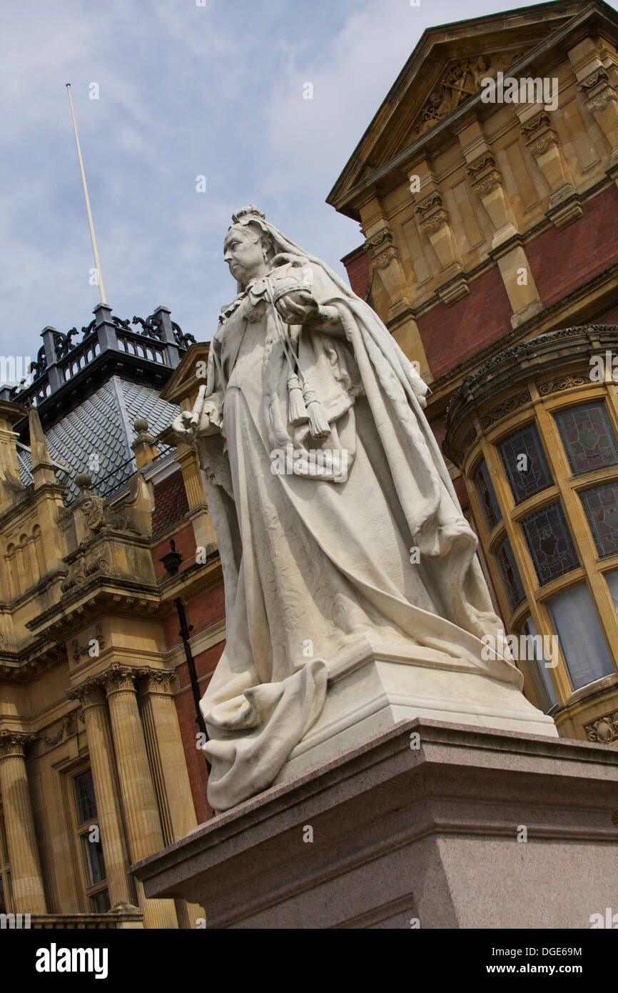 Statue der Königin Victoria außerhalb Rathaus Leamington Spa. Stockfoto