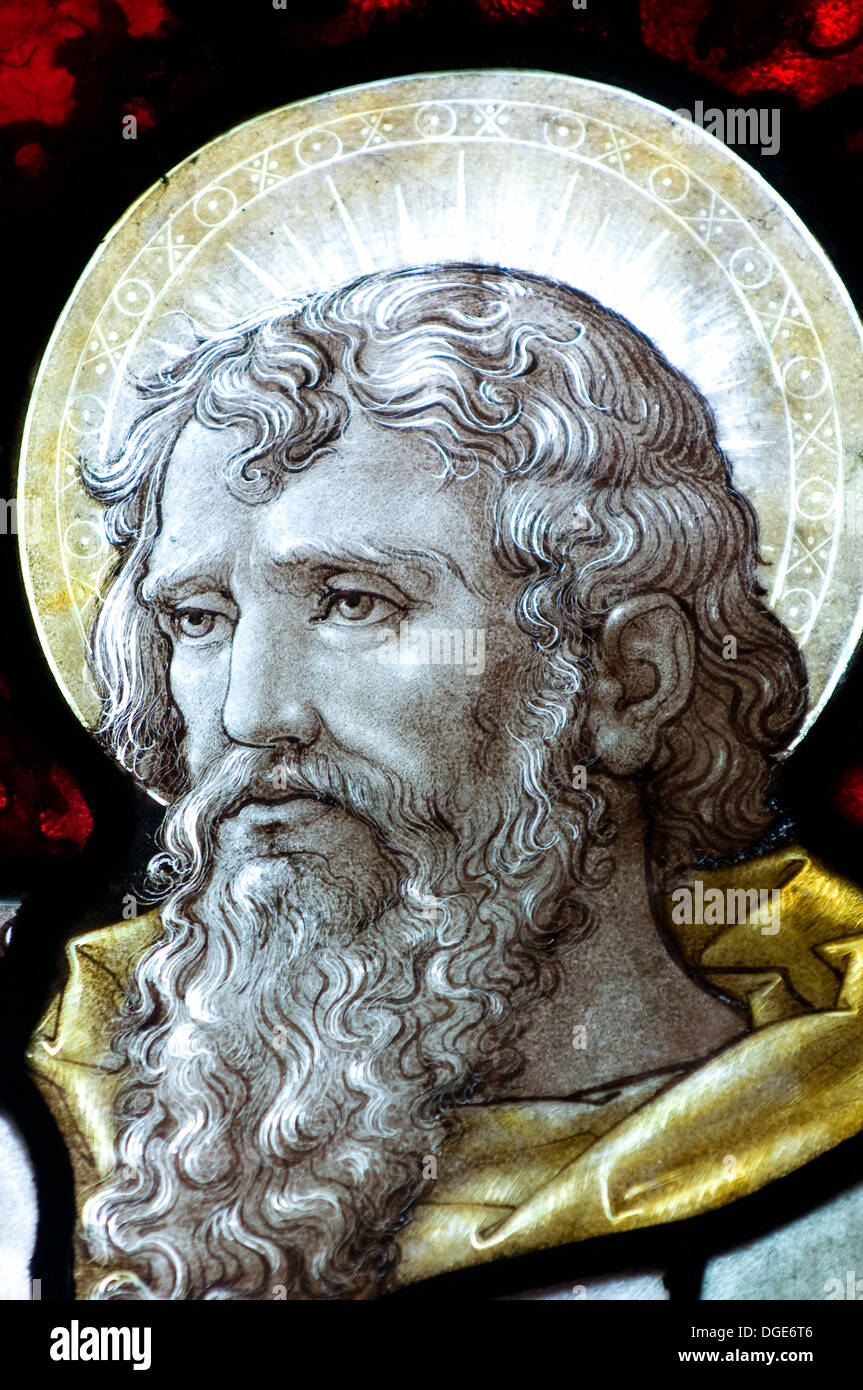 Bärtige St. Peter als Schüler in Glasmalerei Charcterfully gekleidet rot Blues Golds weißen gekrönt mit leuchtenden Heiligenschein Stockfoto
