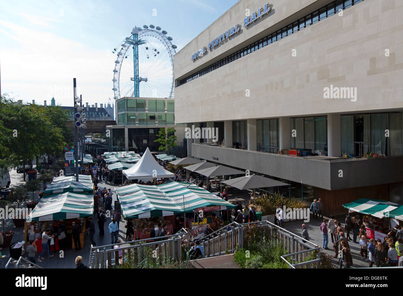 Richtiges Essen Markt hinter der Royal Festival Hall und das London Eye, Southbank Centre London, Großbritannien. Stockfoto