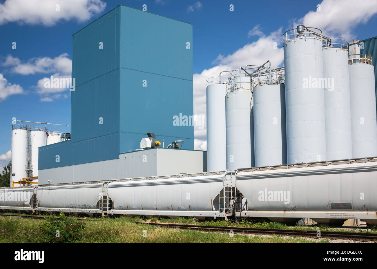 Industrieanlage mit Silos gegen blauen Himmel Stockfoto