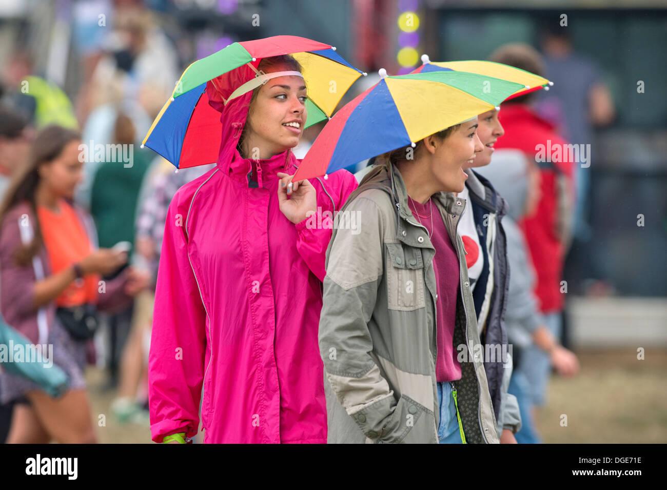 Das Reading Festival - Mädchen mit Regenschirm Hüte Kopf für die Hauptbühne Aug 2013 Stockfoto