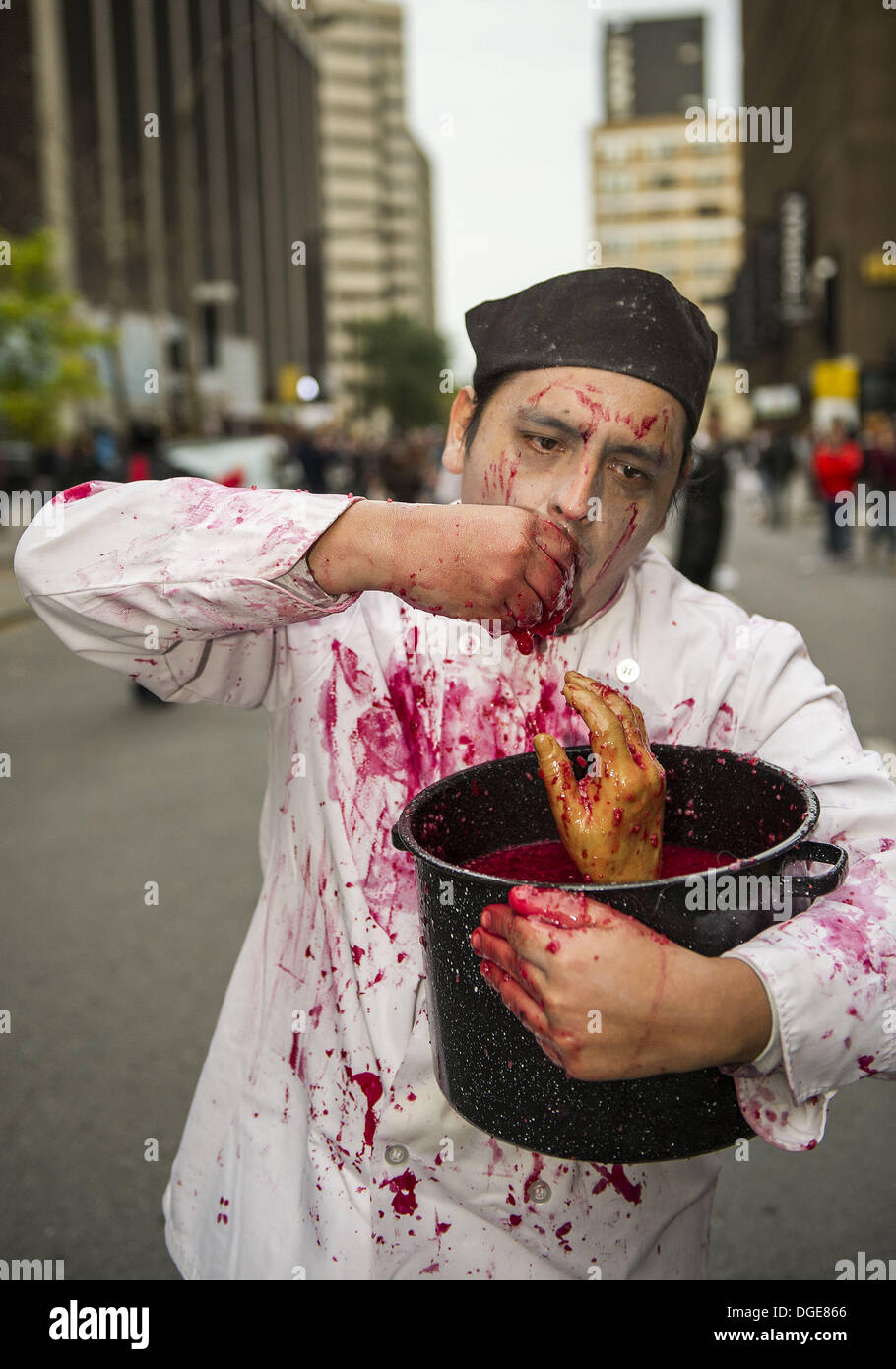 Montreal, Quebec, Kanada. 19. Oktober 2013. Tausende von blutrünstigen Zombies ging und gestaffelt durch Straßen der Innenstadt an einem bewölkten kühlen Herbsttag. Zombie Spaziergänge haben in Städten weltweit seit 2005 statt. © PJ Heller/ZUMAPRESS.com/Alamy Live-Nachrichten Stockfoto
