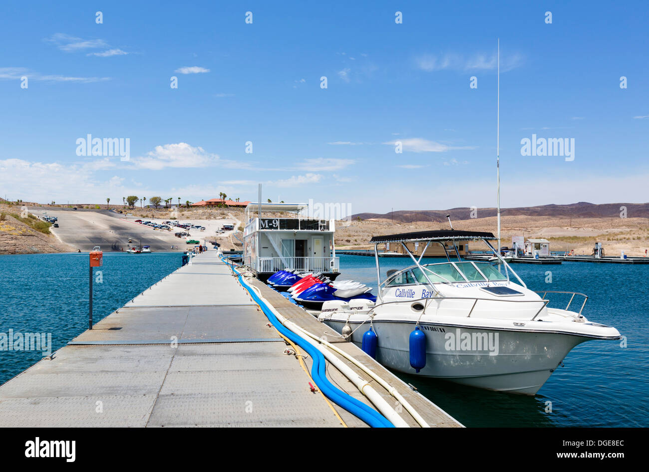 Callville Bay Resort &amp; Marina, mit Blick auf Restaurant auf Hügel, der früher direkt am Wasser, Lake Mead, Nevada, USA Stockfoto