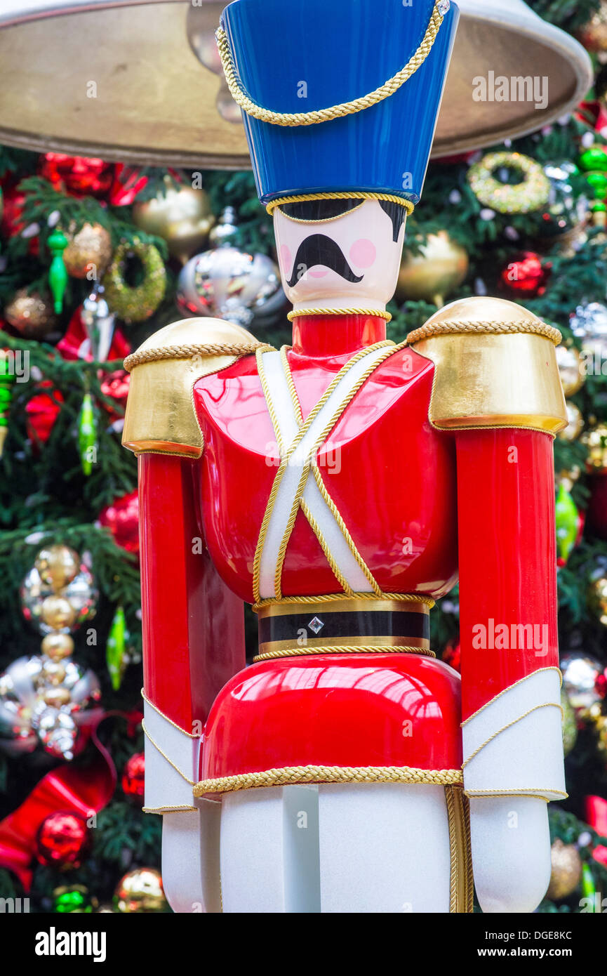 hautnah auf einem hölzernen Nussknacker mit einem Hintergrund der Weihnachtsbaum und Ornamente Stockfoto