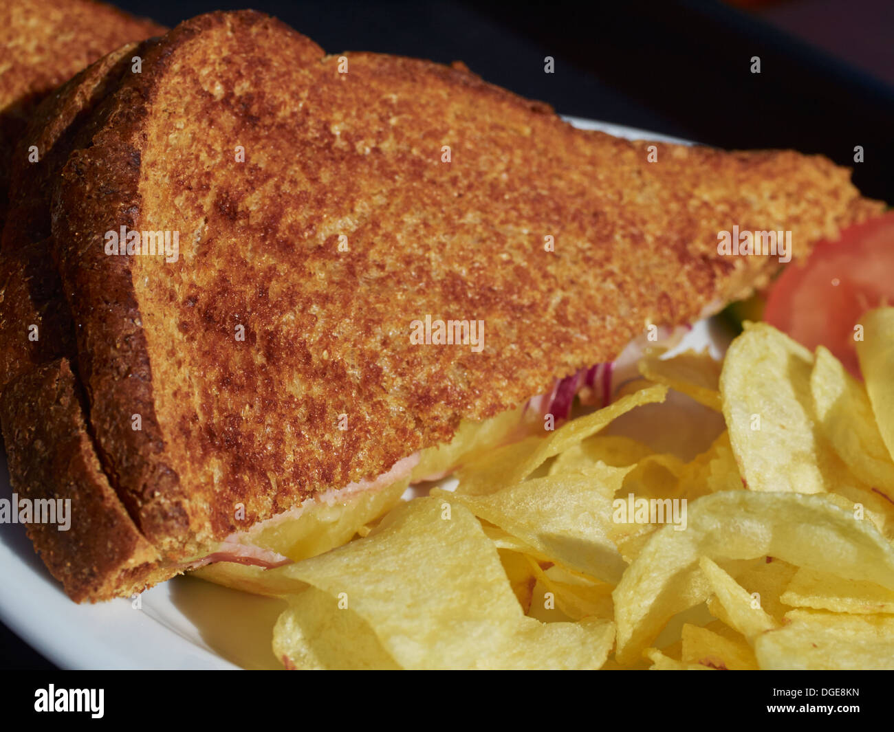 geröstetem Käse-Sandwich mit Chips Stockfoto