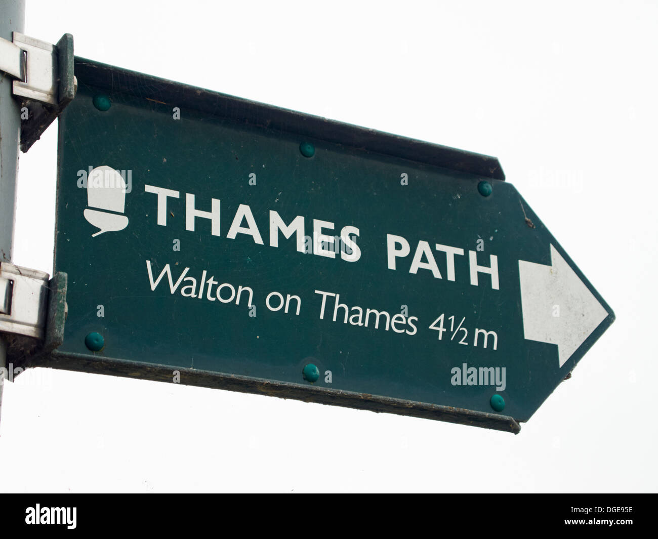 Thames Path Zeichen, Walton auf Themse 4 1/2 Meilen Stockfoto