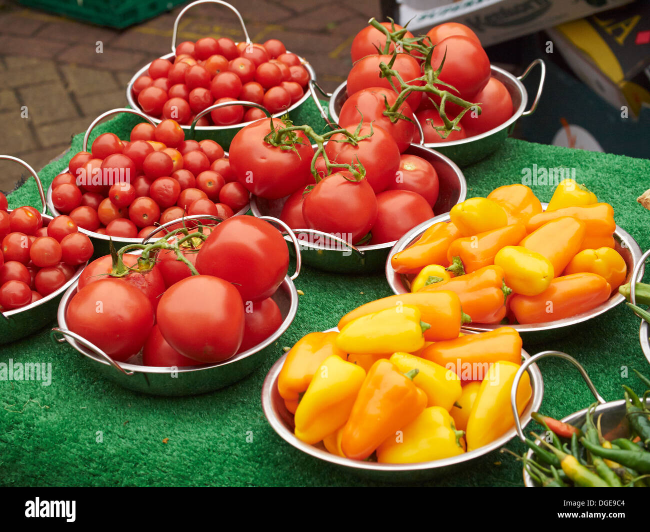 Tomaten zum Verkauf an der Kingston, London Bauernmarkt, England Stockfoto
