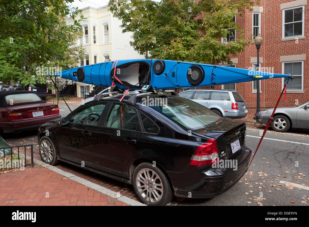 Kajak auf dem Auto montiert Stockfotografie - Alamy