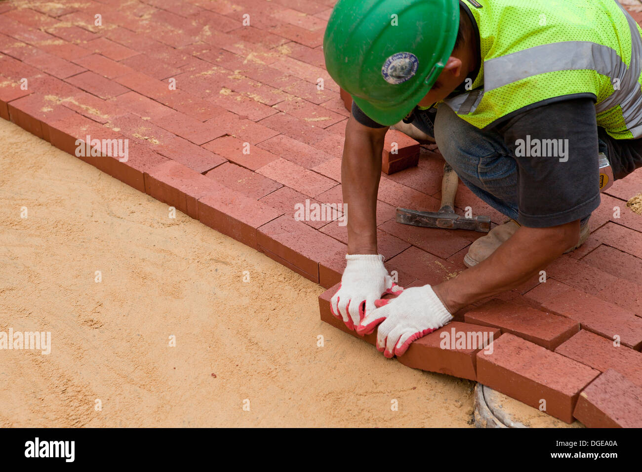 Mann mit Backstein auf Gehweg - USA Stockfoto