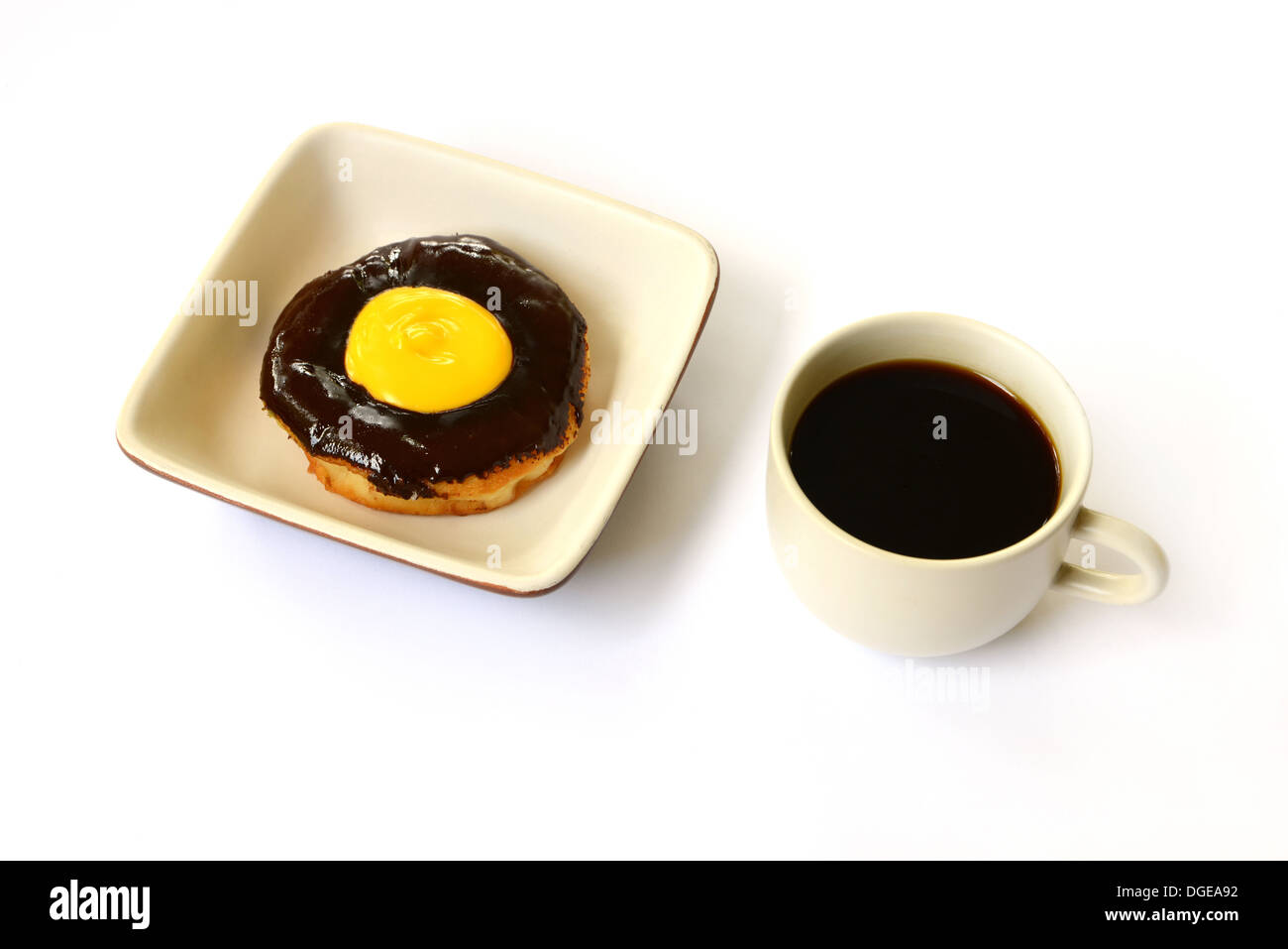 Schoko Donut mit Tasse Kaffee isoliert auf weißem Hintergrund Stockfoto