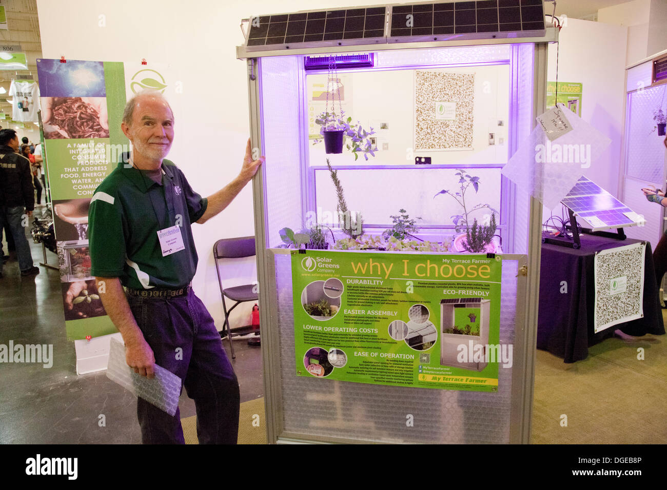 Los Angeles, USA. 19. Oktober 2013. 3. jährliche Green Festival fand in Los Angeles am 19. / 20. Oktober 2013 statt. Über 500 Aussteller zogen Tausende Besucher auf dem größten Marktplatz für Öko, Bio und Fair-Trade-Unternehmen mit Produkten und Dienstleistungen für Haus, Schule und Beruf. Kalifornien, USA © Ambient Images Inc./Alamy Live-Nachrichten Stockfoto