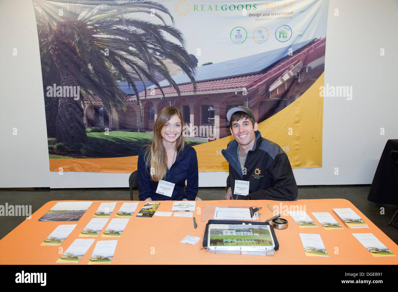 Los Angeles, USA. 19. Oktober 2013. 3. jährliche Green Festival fand in Los Angeles am 19. / 20. Oktober 2013 statt. Über 500 Aussteller zogen Tausende Besucher auf dem größten Marktplatz für Öko, Bio und Fair-Trade-Unternehmen mit Produkten und Dienstleistungen für Haus, Schule und Beruf. Kalifornien, USA © Ambient Images Inc./Alamy Live-Nachrichten Stockfoto