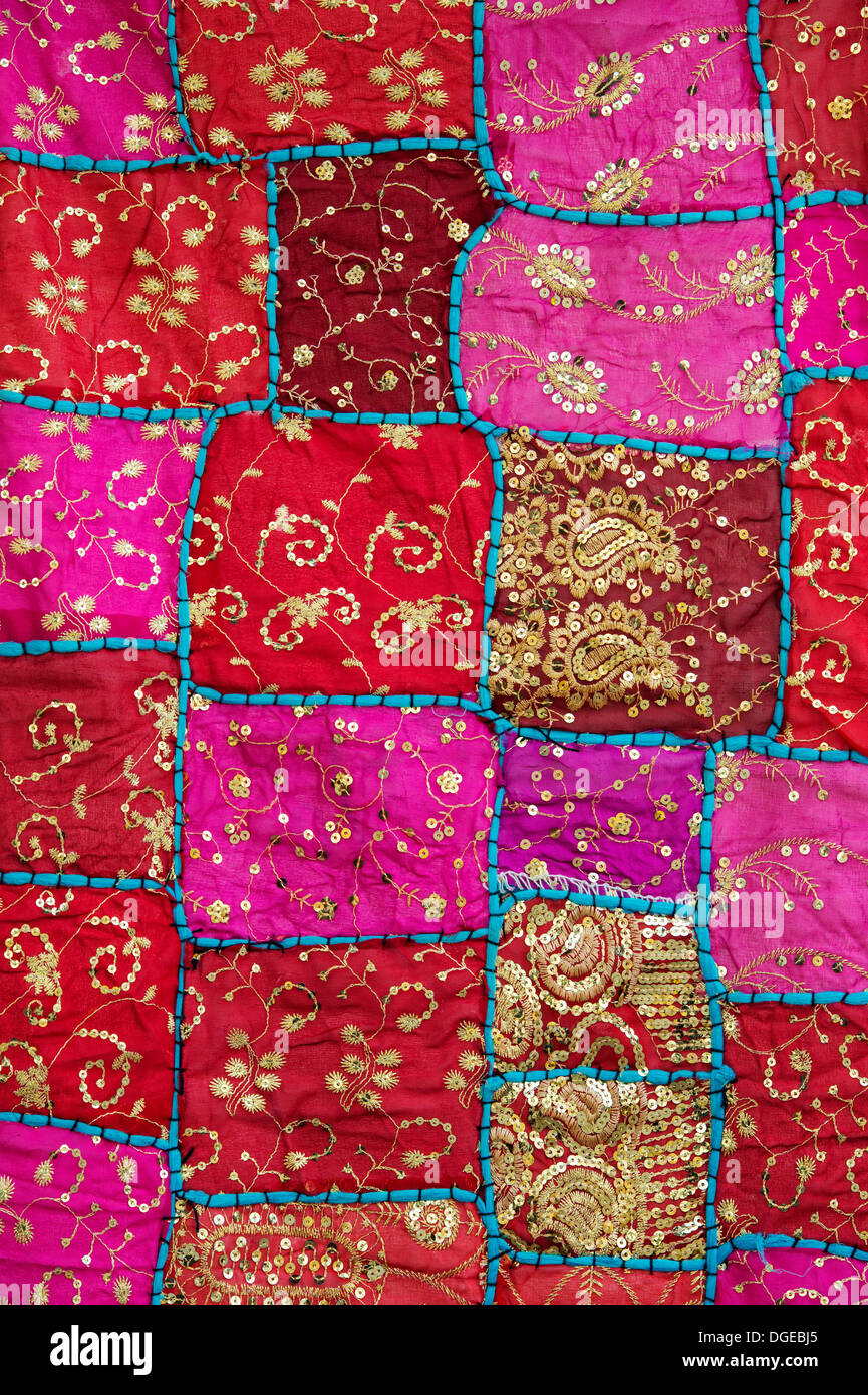Rosa und roten Indianer Stoff Wandbehang. Indisches Kunsthandwerk Stockfoto