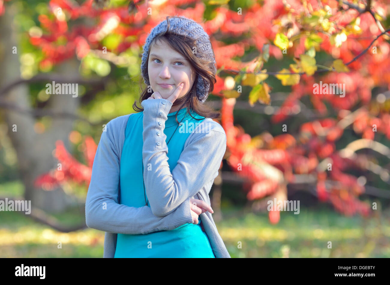 attraktive Teenagerin erdenken suchen, in der Natur Stockfoto