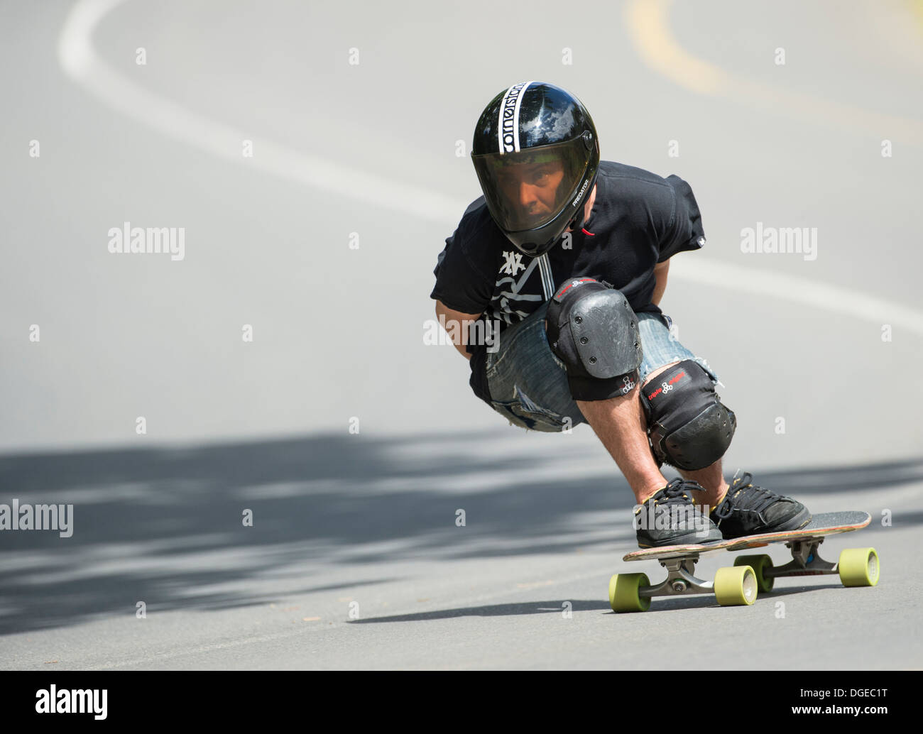 Longboard helmet -Fotos und -Bildmaterial in hoher Auflösung – Alamy