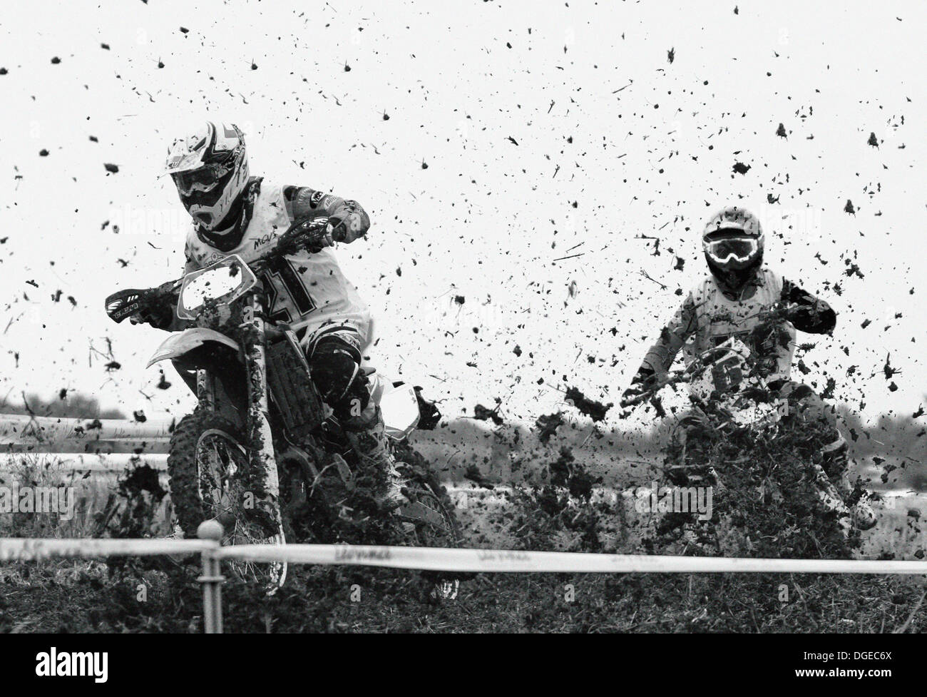 Motocross, zwei Konkurrenten im Schlamm Stockfoto