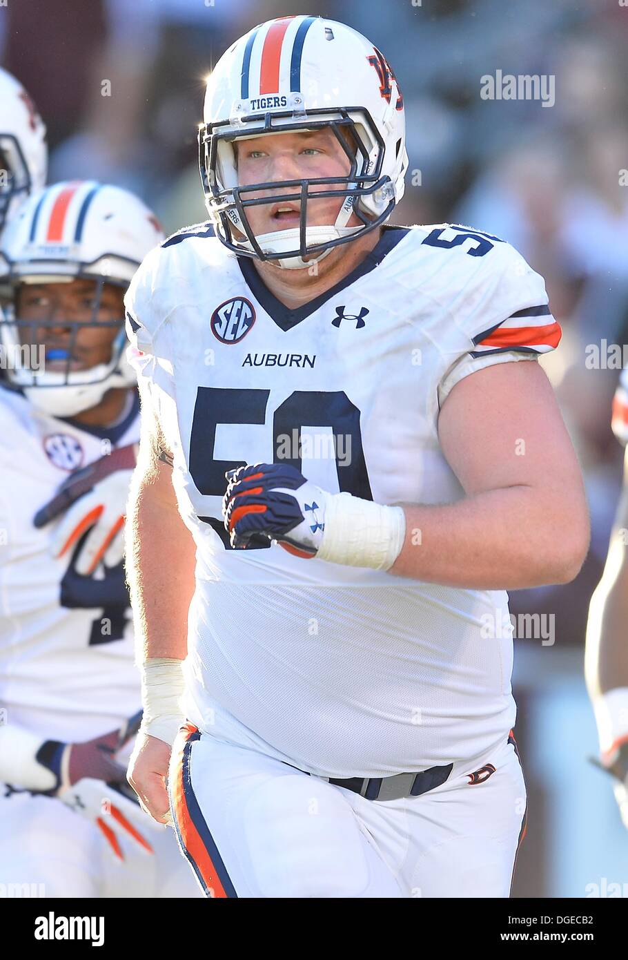 College Station, TX, USA. 19. Oktober 2013. Auburn-Center Reese Dismukes #50 verlässt das Feld nach einem scoring Dirive während der zweiten Hälfte des NCAA Football-Spiel in Kyle Field in College Station, TX. Auburns Niederlagen Texas A & M Aggies 45-41. © Csm/Alamy Live-Nachrichten Stockfoto
