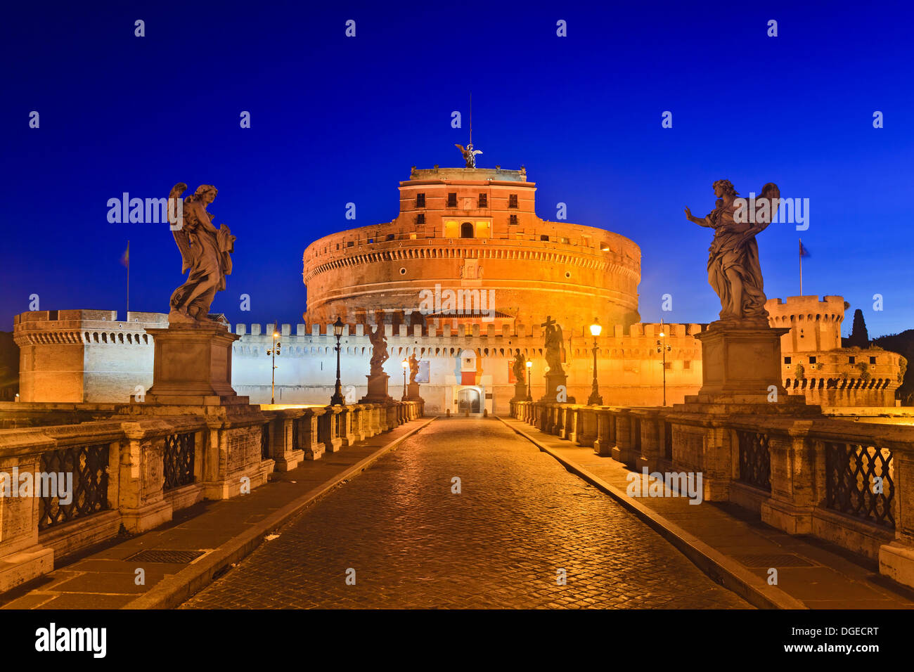 Italien Rom Antike Sehenswürdigkeit Ruinen der alten römischen Kastells St. Angelo moderne christliche Kirche Brücke mit Statuen vor dem Schloss Stockfoto