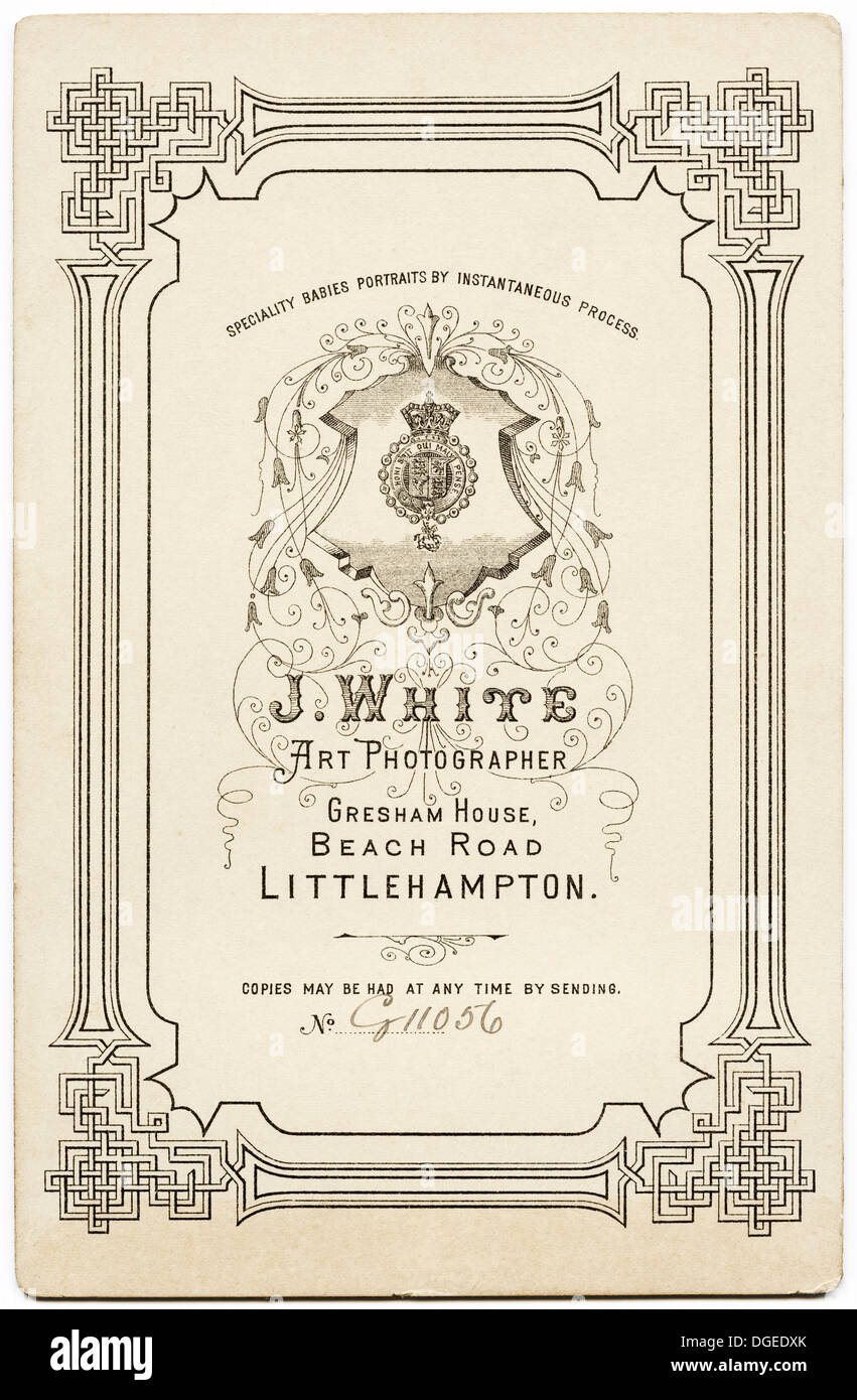 Aufwendige Design auf Rückseite der Carte de Visite ca. 1895 von viktorianischen Fotograf J. White von Littlehampton Stockfoto