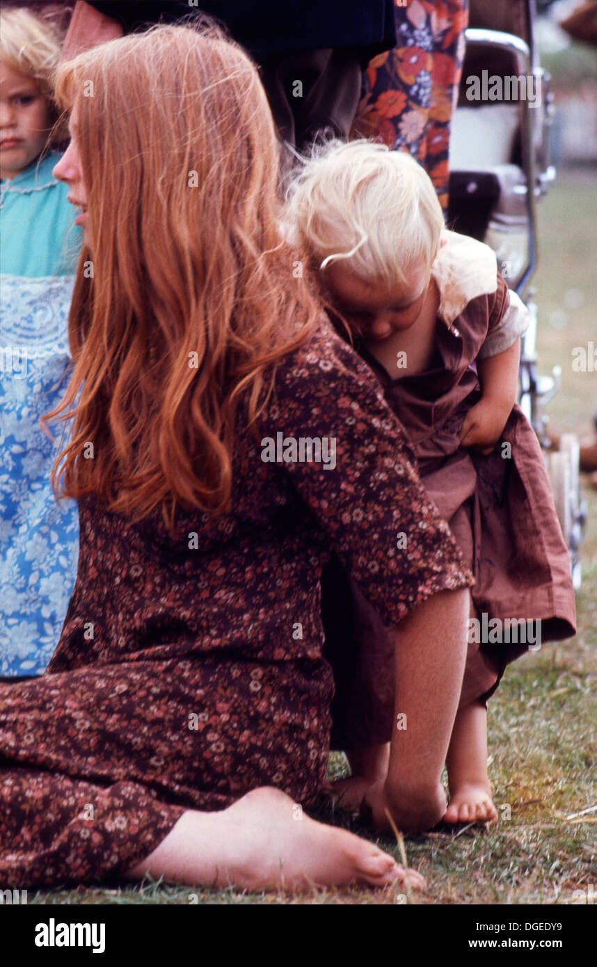 Vintage-Foto von Mutter mit roten Haaren und Tochter bei Das Barsham Fayre Fair Musikfestival der 1970er Jahre in Suffolk England GROSSBRITANNIEN IM JAHR 1974 KATHY DEWITT Stockfoto