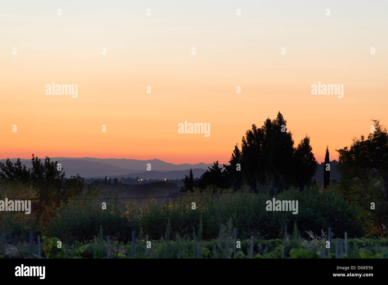 Blick über Weinberge in Sablet in der Vaucuse nach Sonnenuntergang mit Fernblick über die Hügel Stockfoto