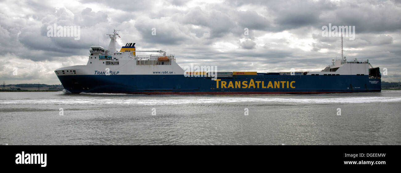 Cargo Schiff Transpulp RoRo-Fähre macht sie Weg flussabwärts der Themse in der Nähe von East Tilbury östlich von London City. Stockfoto
