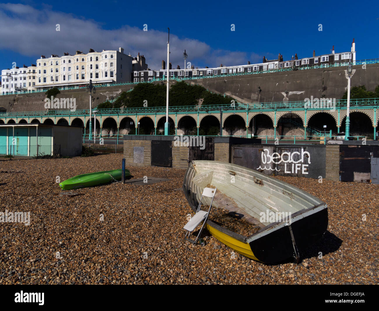 Strandleben: Boote am Strand von Brighton in Richtung Strandhütten, Madeira Drive, Marine Parade (siehe oben) und Royal Crescent Stockfoto