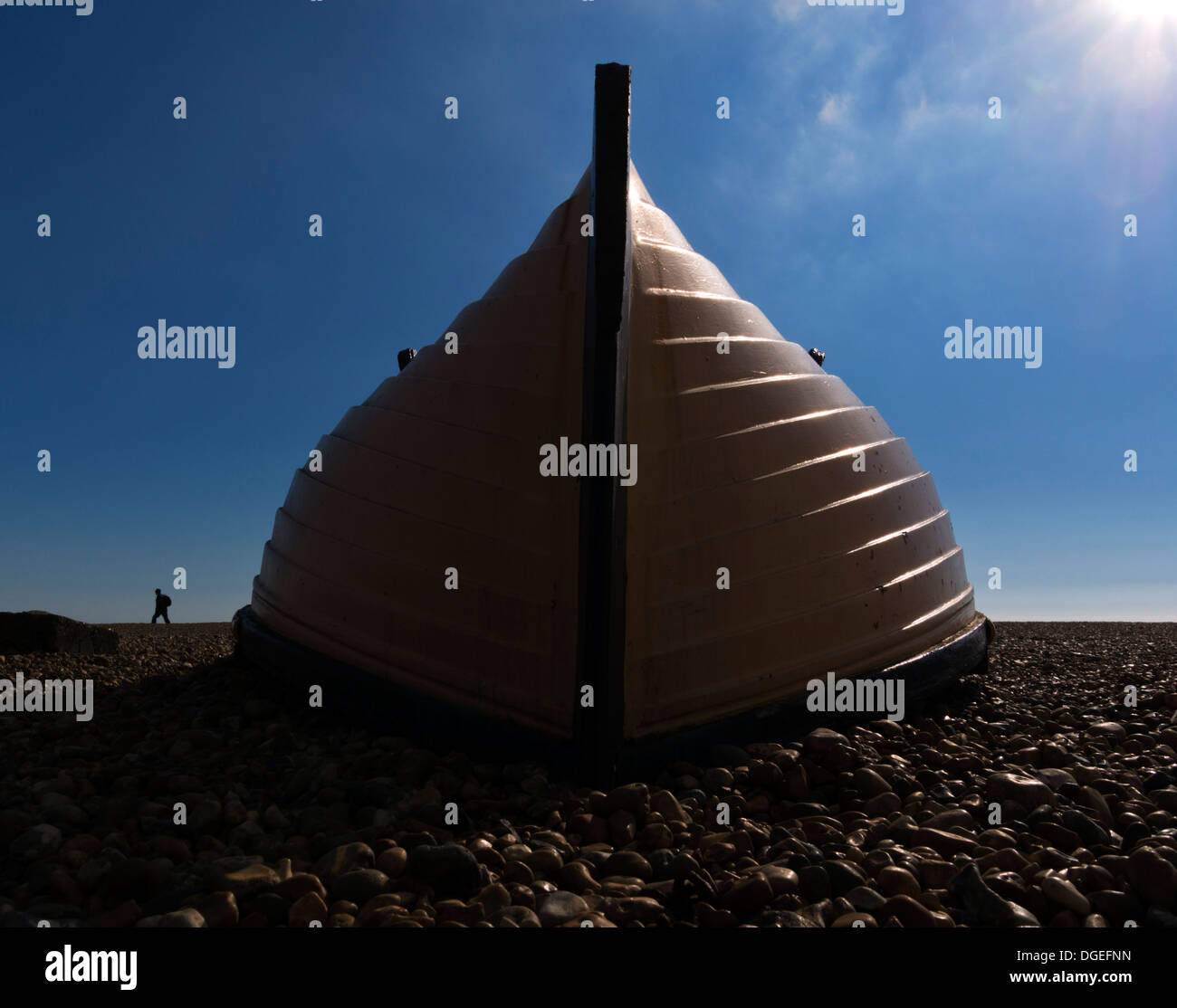 Unversucht, Boot und kleine Figur am Strand von Brighton, Sussex, UK Stockfoto