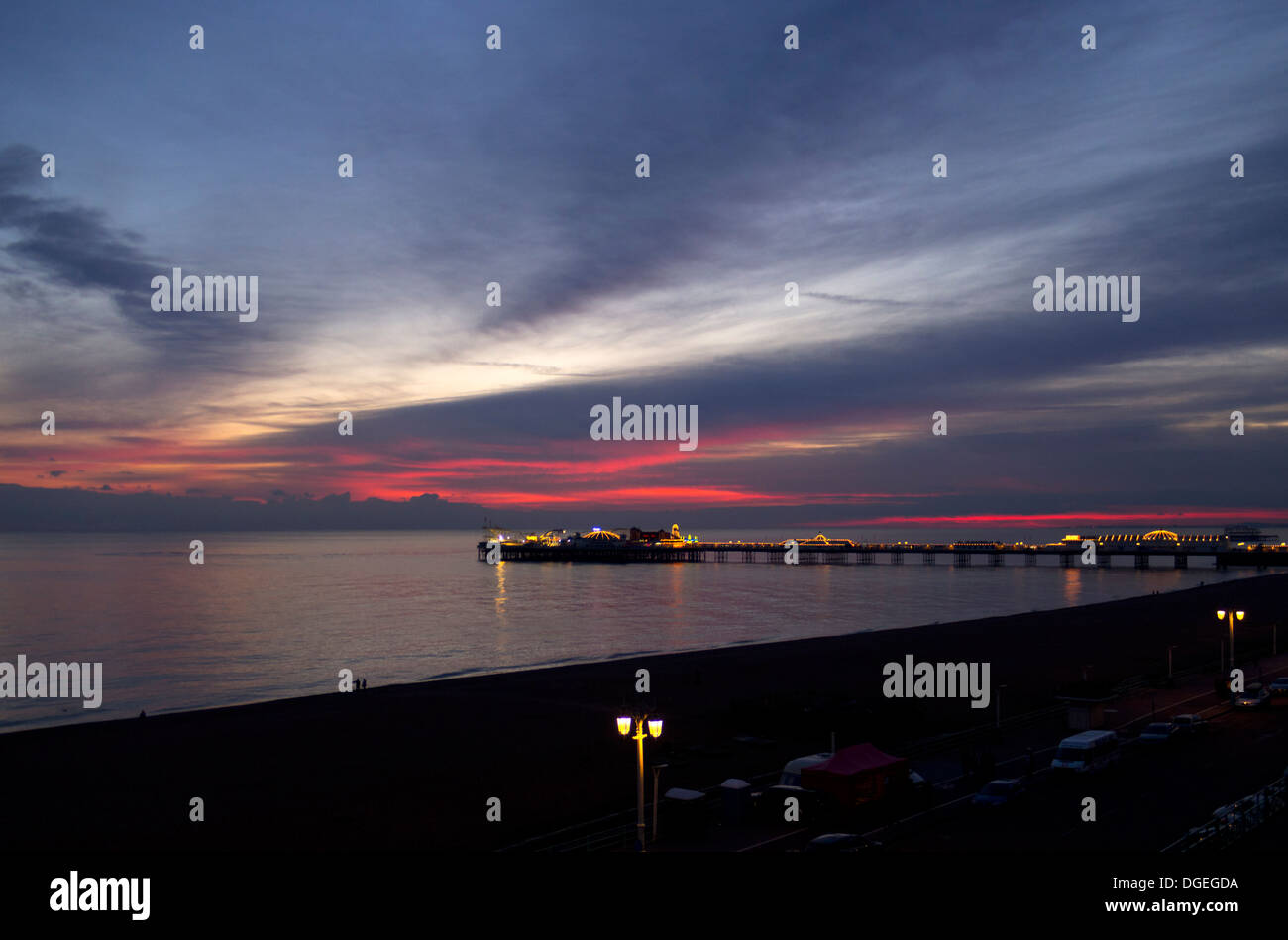 Sonnenuntergang über Brighton Pier, UK Stockfoto