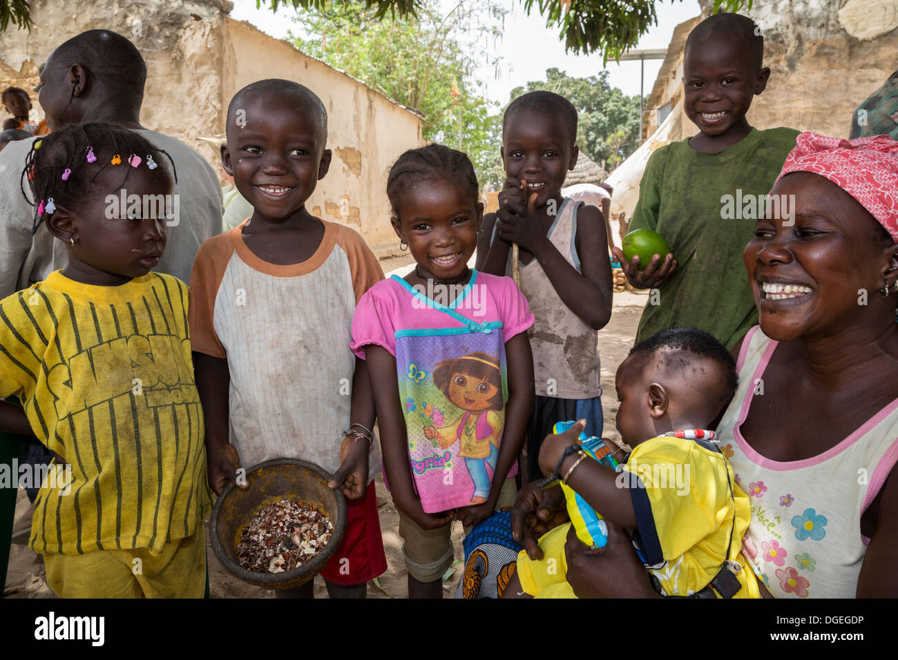 Nixo Dorfkinder, in der Nähe von Sokone, Senegal. Serer ethnische Gruppe. Stockfoto