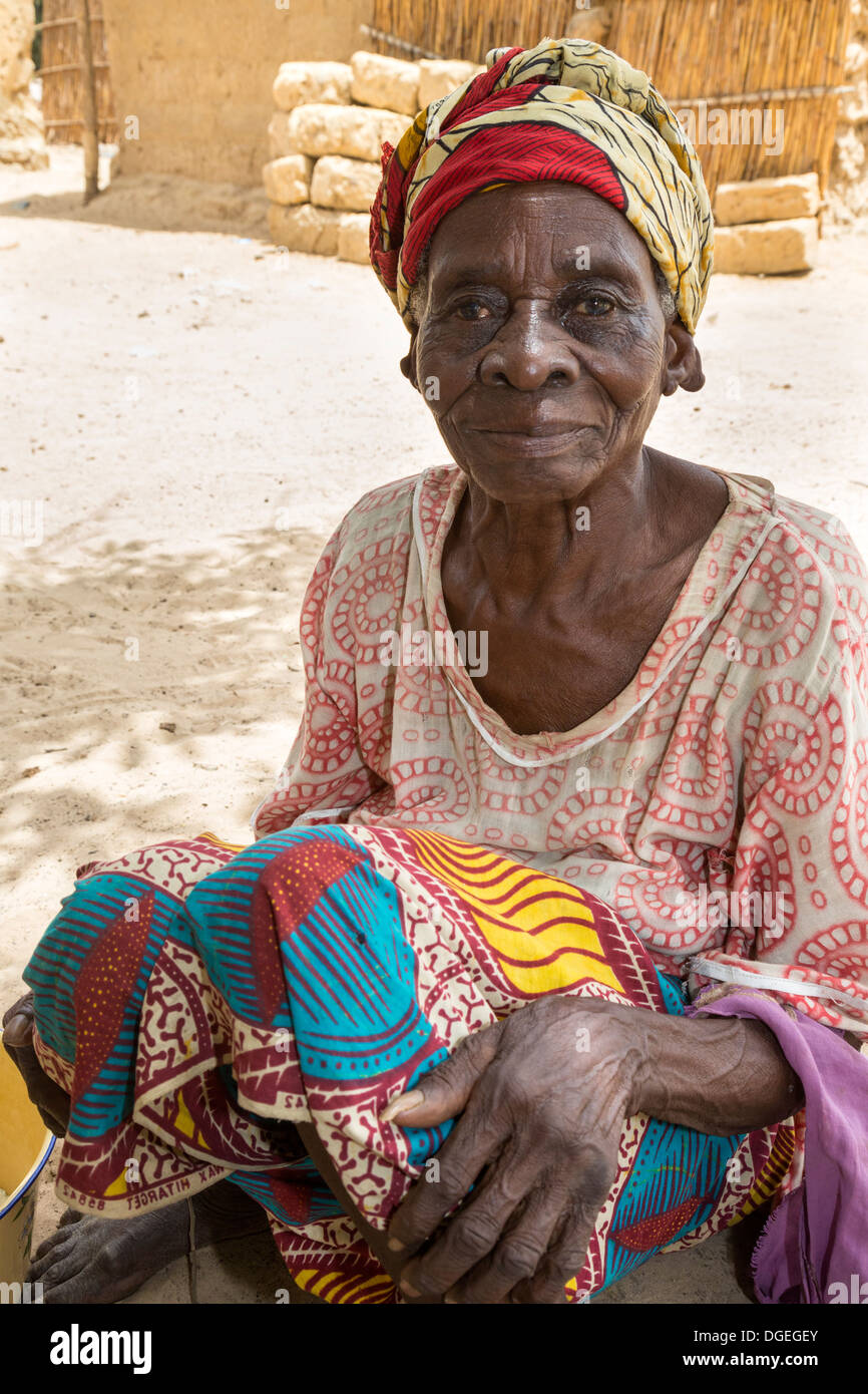 Alte Frau, Nixo Dorf, in der Nähe von Sokone, Senegal. Serer ethnische Gruppe. Stockfoto