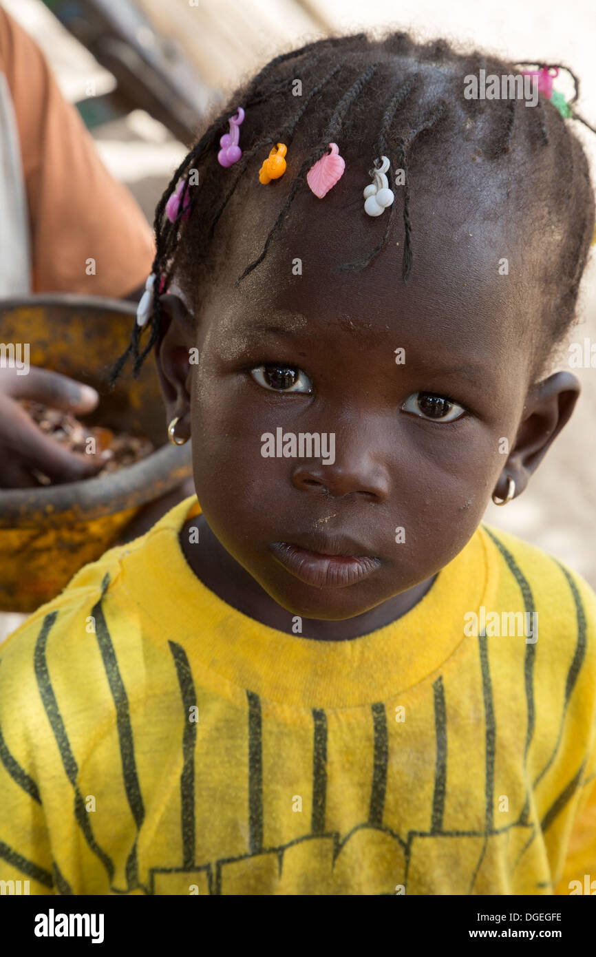 Kleines Mädchen, Nixo Dorf in der Nähe von Sokone, Senegal. Serer ethnische Gruppe. Stockfoto