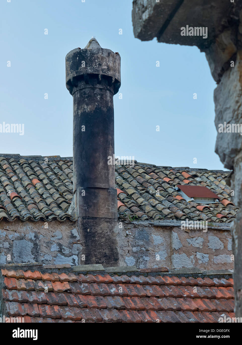 Alter Schornstein und alte Dachziegel auf Insel Lastovo Stockfoto
