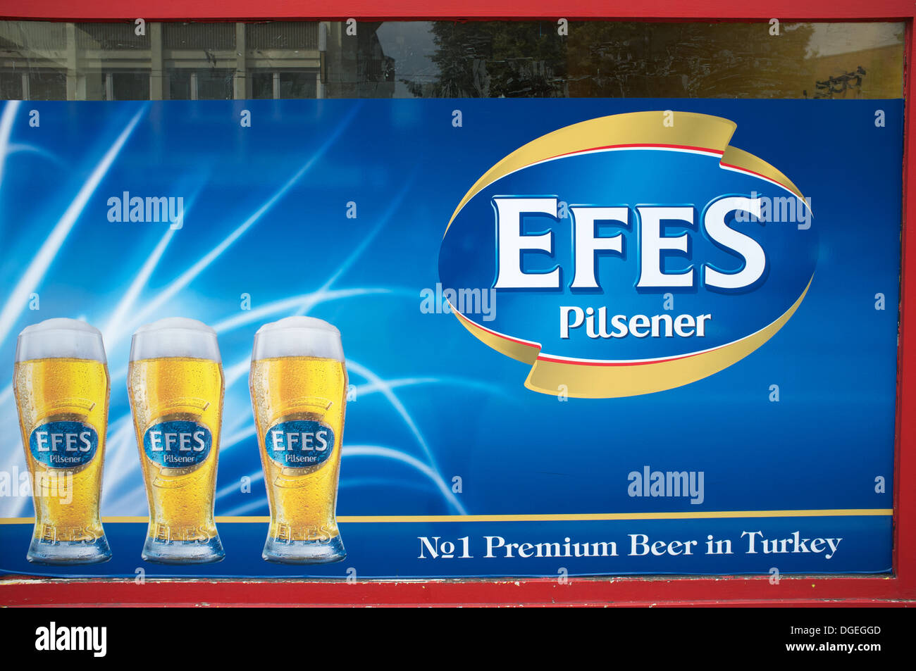 Efes Pilsener türkische Bier Werbung im Fenster ein Lebensmittelgeschäft in Deutschland Stockfoto