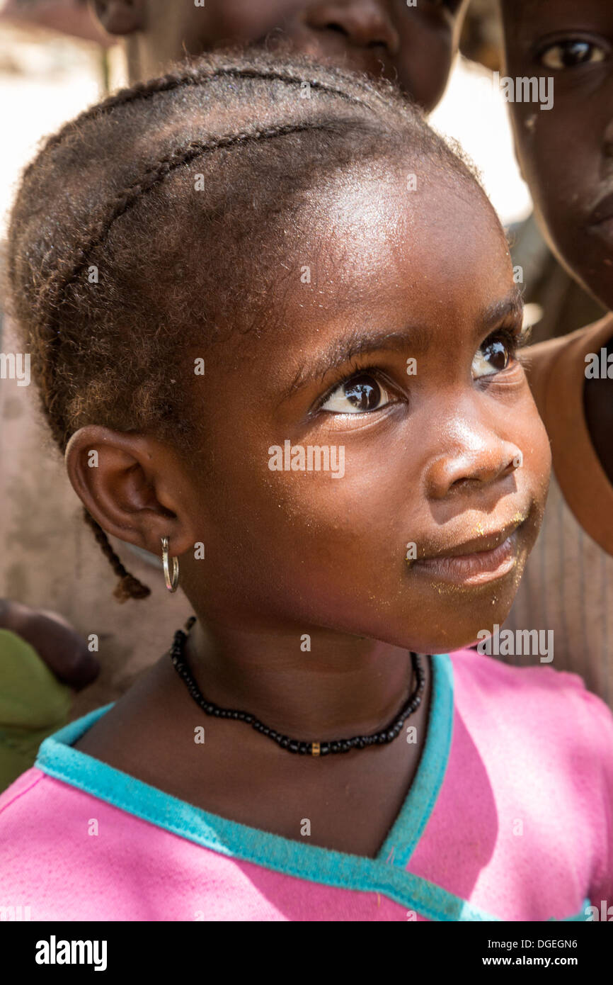 Kleines Mädchen, Nixo Dorf in der Nähe von Sokone, Senegal. Serer ethnische Gruppe. Stockfoto