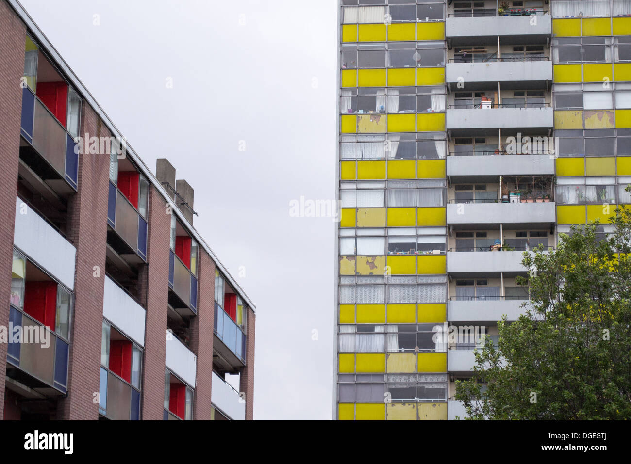 Bunte Wohngebäude entlang Golden Lane, London Stockfoto