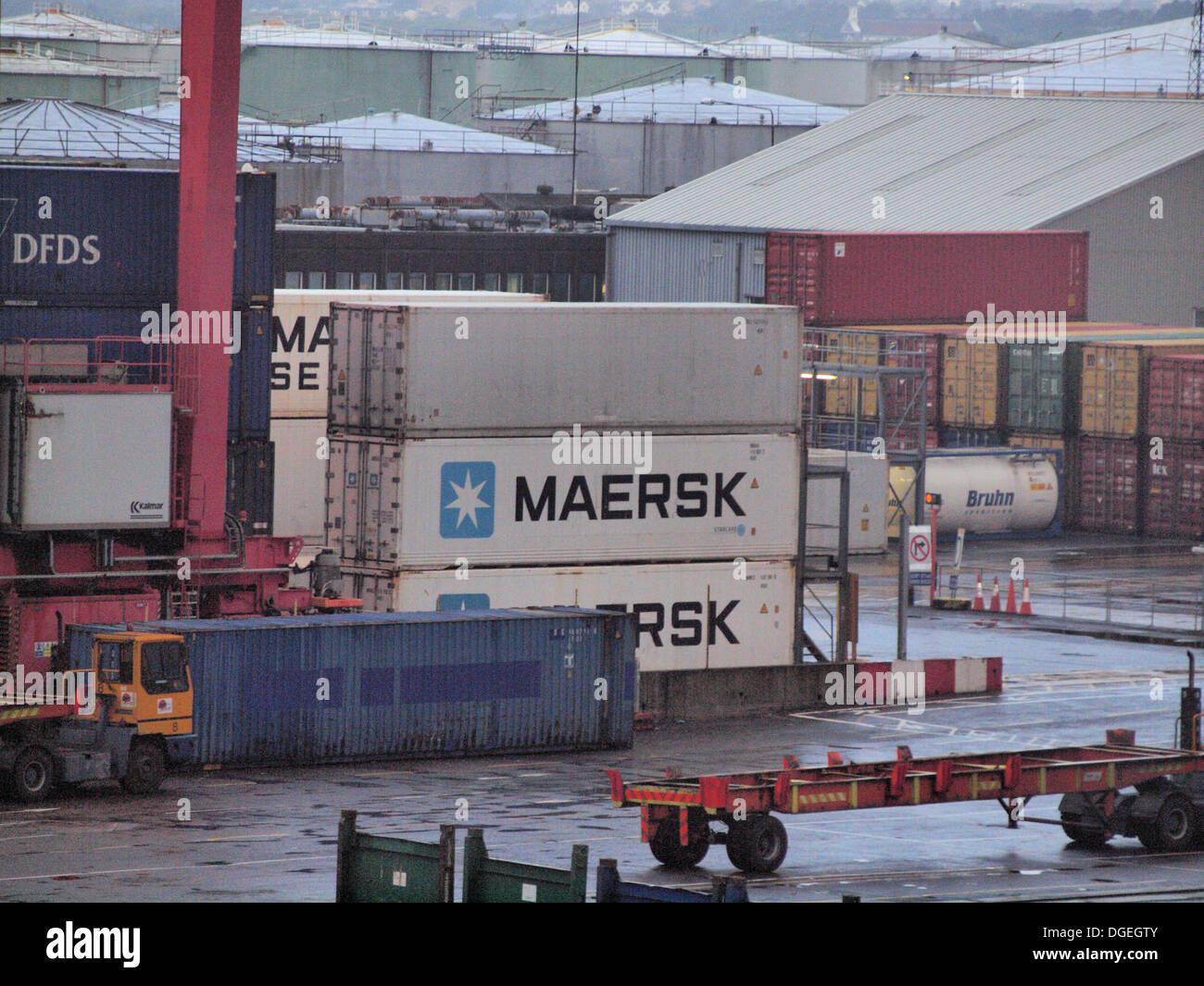 Dänische Versand Linie Maersk (40ft) Container-Einheiten auf den Docks am Hafen von Dublin, Irland warten auf Transport auf der Straße/Schiene. Stockfoto