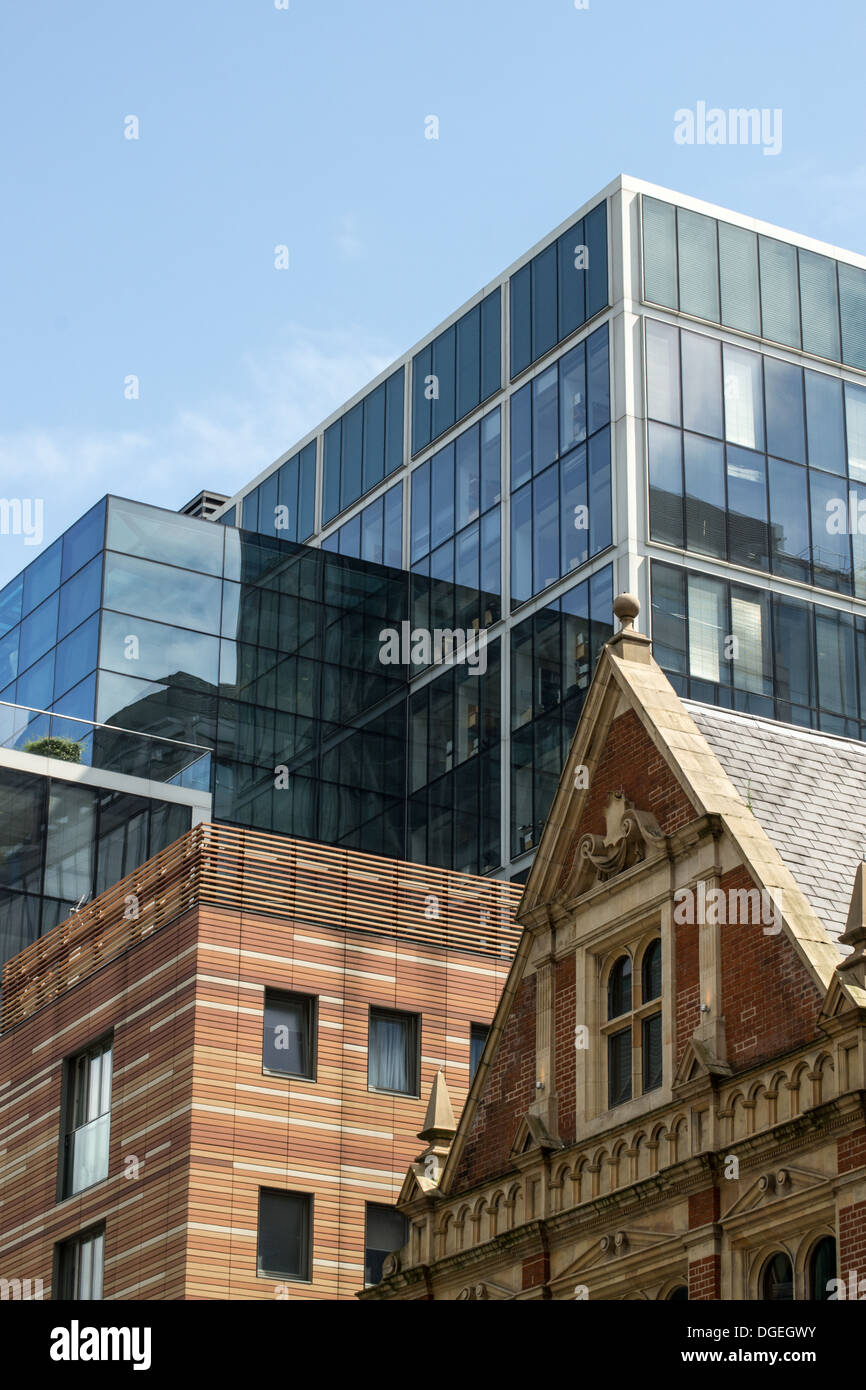 Ansicht des neuen Verkleidungssystem für eine Wohnimmobilie mit dem Hintergrund eines modernen Büros und ein Vordergrund klassizistischen Stil bauen Stockfoto