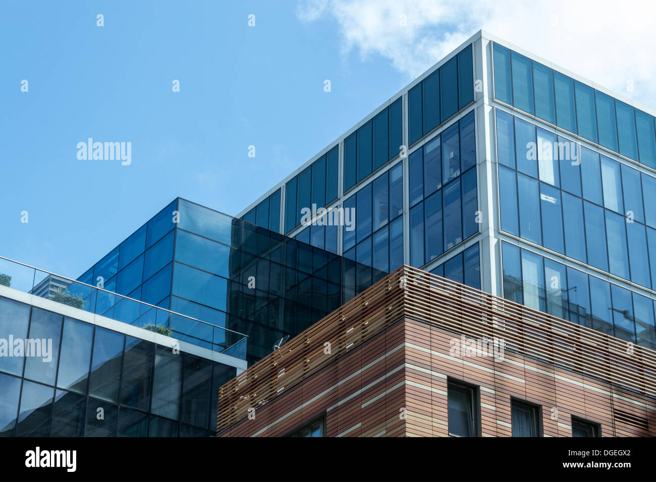 Ansicht des neuen Fassadensystems von einem Wohneigentum mit einer Kulisse eines modernen Büros Stockfoto