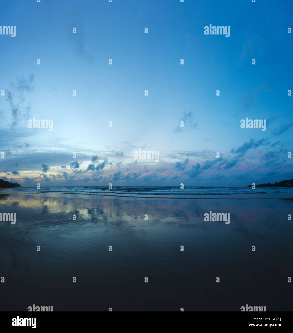 Abend am Strand bei Ebbe. Schöne Reflexion der Wolken Stockfoto