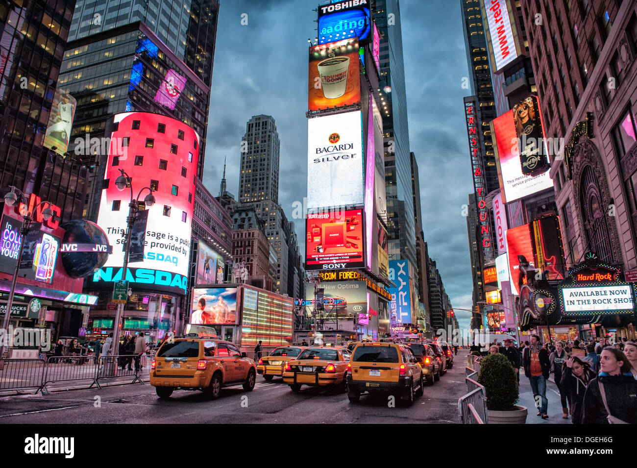 Belebten Times Square bei Nacht in New York City, NY, USA Stockfoto