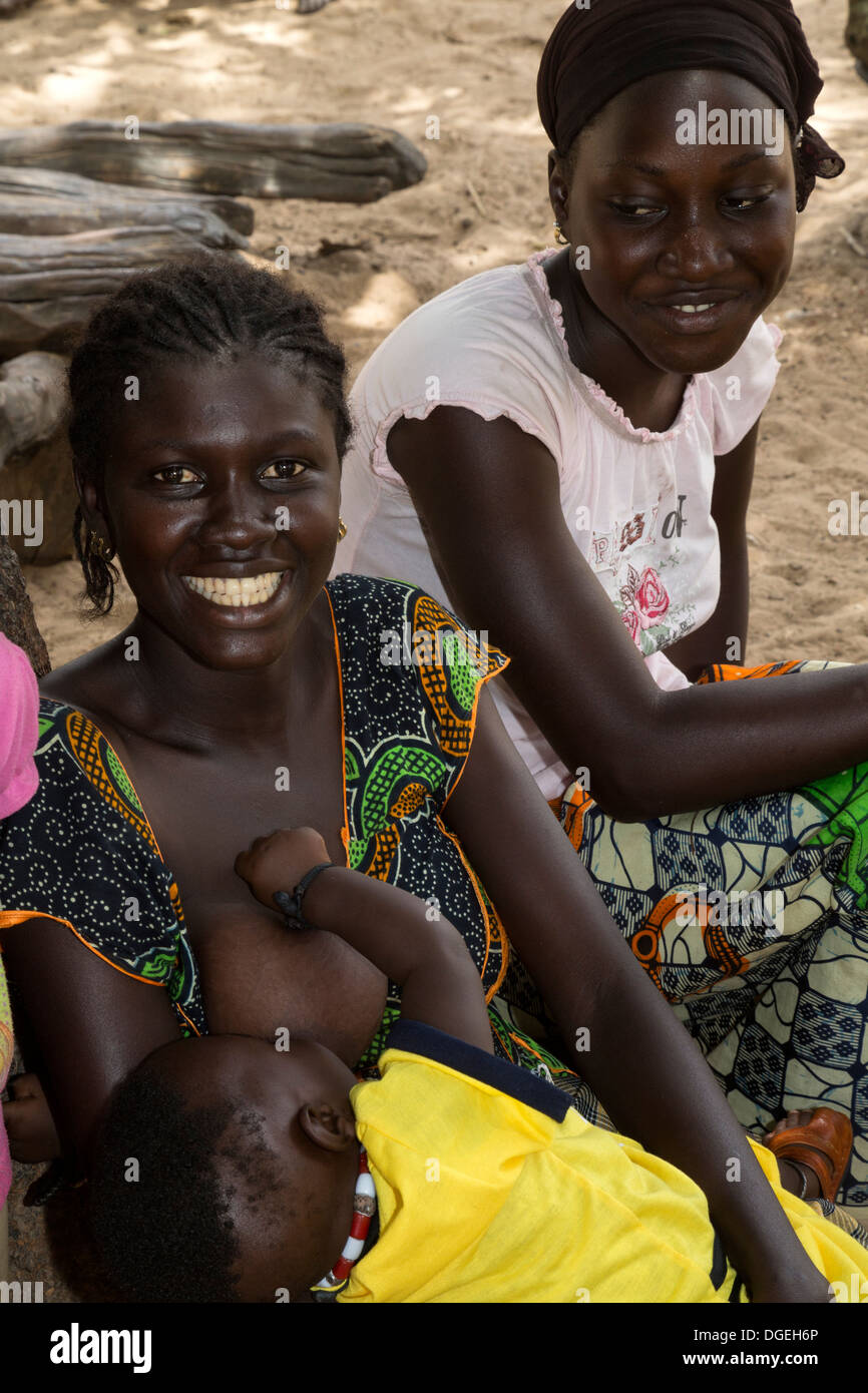 Junge Frau, die Pflege ihres Babys, Nixo Dorf, in der Nähe von Sokone, Senegal. Serer ethnische Gruppe. Stockfoto